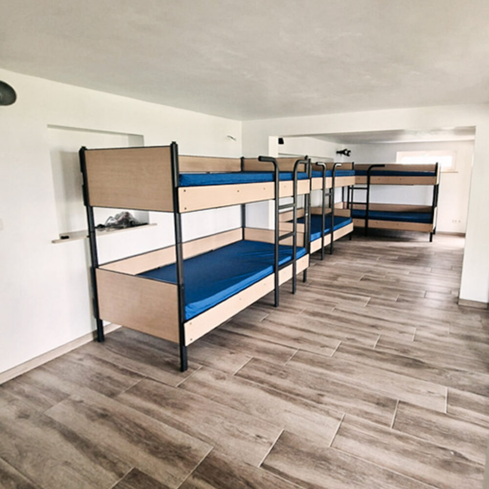 Bunk-bed lodging room