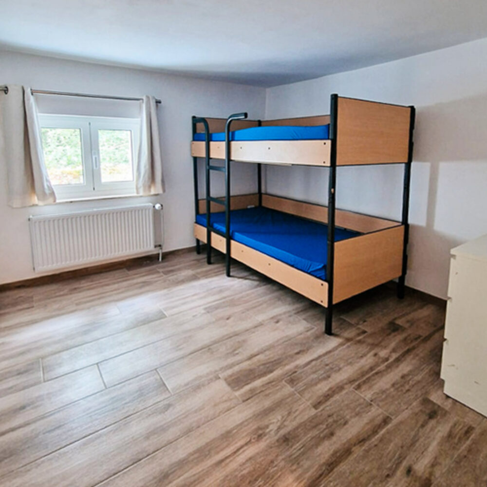 Bunk-bed lodging room